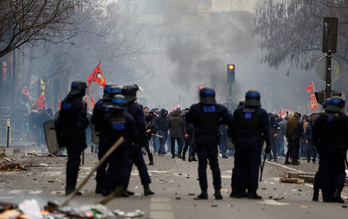 Pariz, protesti | V preteklosti je sicer že večkrat prekršil pravila glede uporabe orožja. Le nekaj dni pred petkovim napadom pa so ga izpustili iz pripora, kjer je bil zaradi suma, da je v Parizu z nožem ranil več migrantov. | Foto Reuters