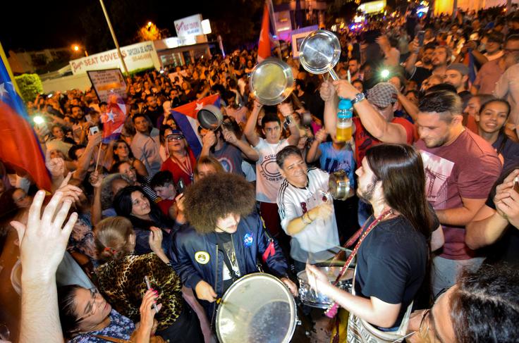Tako so se pripadniki kubanske skupnosti ob smrti Castra veselili v Miamiju v ZDA. | Foto: Reuters