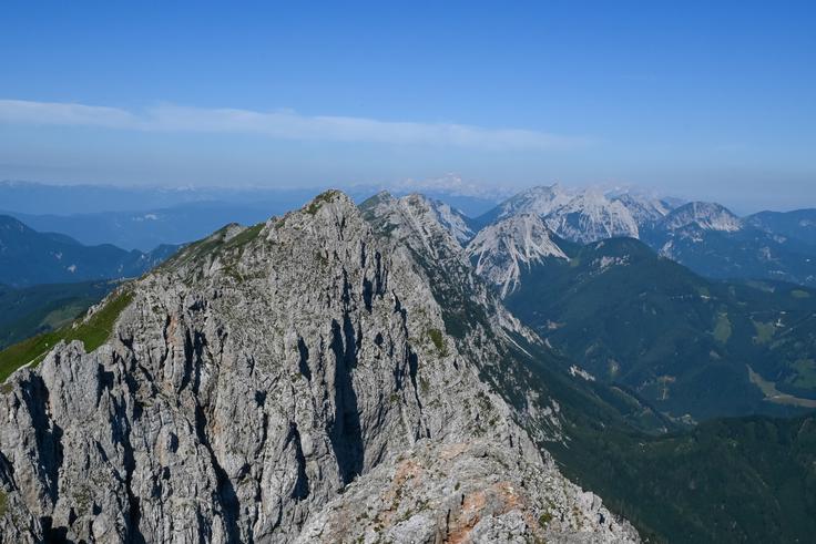 Pogled proti Macesju, Kladivu in Velikemu vrhu | Foto: Matej Podgoršek