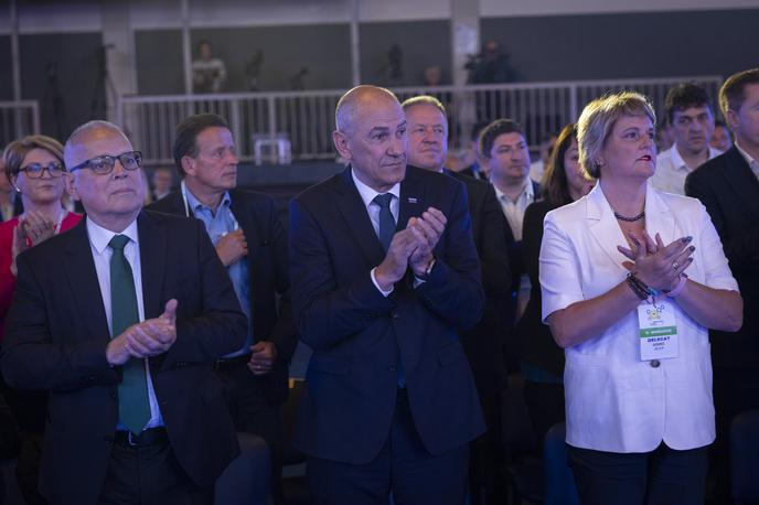 Kongres SDS, Ormož. | Prvak SDS Janez Janša stranko vodi že od leta 1993 in mu bo članstvo danes torej uradno podelilo še deseti mandat. | Foto Bojan Puhek