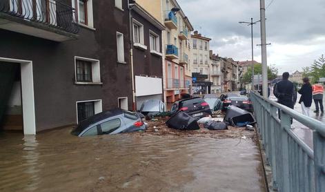 Reševali so ljudi, ujete v avtomobilih #video