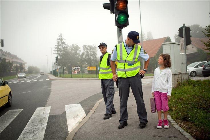 Po koncu počitnic se otroci in mladostniki vrnejo na ceste. Pomembno je, da osvežijo znanje in izkušnje v prometu. Pomen uporabe otroškega varnostnega sedeža in pravilno pripetega varnostnega pasu, uporaba zaščitne čelade na kolesu, varno prečkanje cestišča, pravilen vstop in izstop iz vozila ali avtobusa in ogled šolske poti skupaj s starši so le nekatera izmed ravnanj, ki jih moramo odrasli udeleženci predstaviti otrokom in mladostnikom. | Foto: Matej Povše