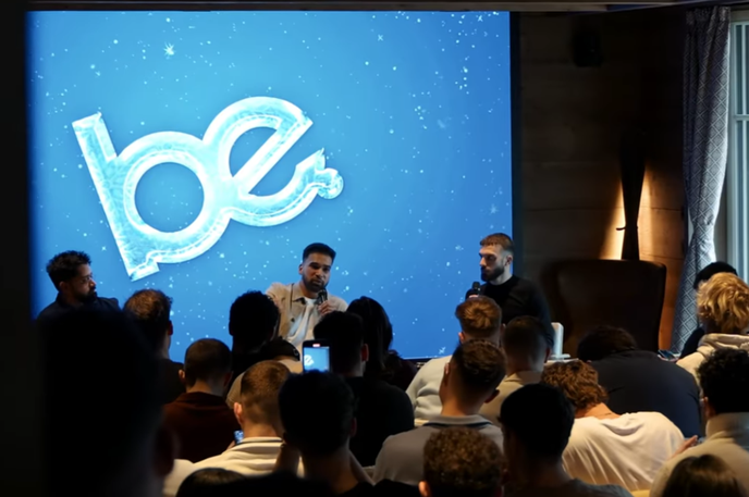 Be Club | Be Club je potencialnim vlagateljem na različnih dogodkih in spletnih videokonferencah predstavljen kot izobraževalna platforma oziroma okolje, ki hkrati omogoča tudi zaslužek prek večnivojskega mrežnega trženja (MLM) in tako imenovanega affiliate marketinga oziroma partnerskega trženja. | Foto YouTube / Posnetek zaslona