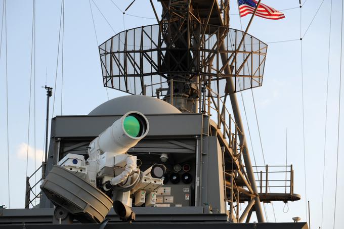 Eden od bojnih laserjev, ki jih preizkuša mornarica ZDA. | Foto: Thomas Hilmes/Wikimedia Commons