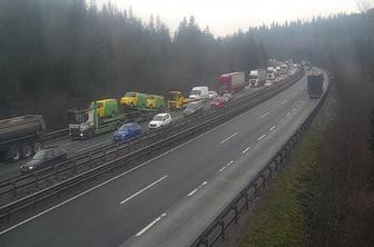 Na primorki trčilo pet vozil, ena oseba v ljubljanskem kliničnem centru