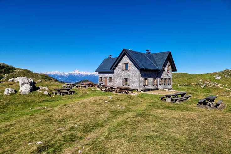Krekova koča na Ratitovcu je bila tretjič izbrana za naj visokogorsko planinsko kočo v Sloveniji. | Foto: Matej Podgoršek
