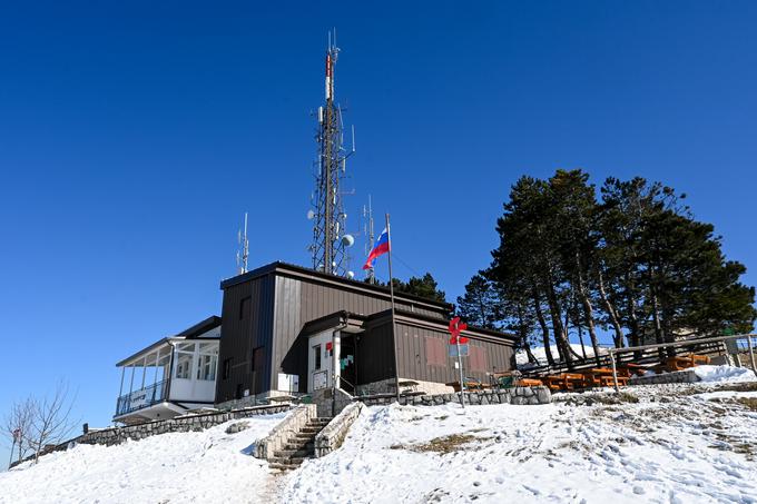 Tumova koča tik pod vrhom Slavnika je ob koncih tedna odprta vse leto. | Foto: Matej Podgoršek