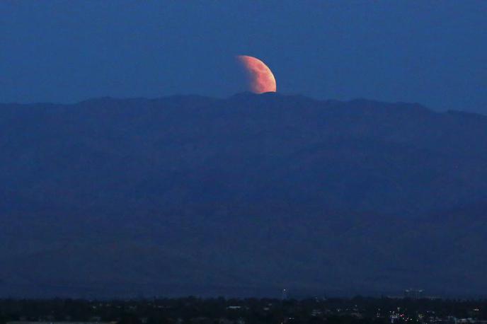 Lunin mrk, polna Luna, mrk, Luna | Sodeč po napovedih meteorologov, bo vreme danes zvečer kot nalašč za opazovanje luninega mrka. | Foto Matic Tomšič / Reuters