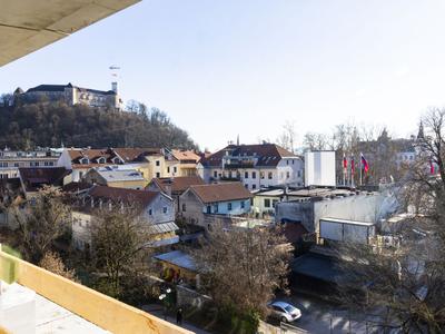 Rast cen stanovanjskih nepremičnin v Sloveniji lani poleti med bolj umirjenimi v EU