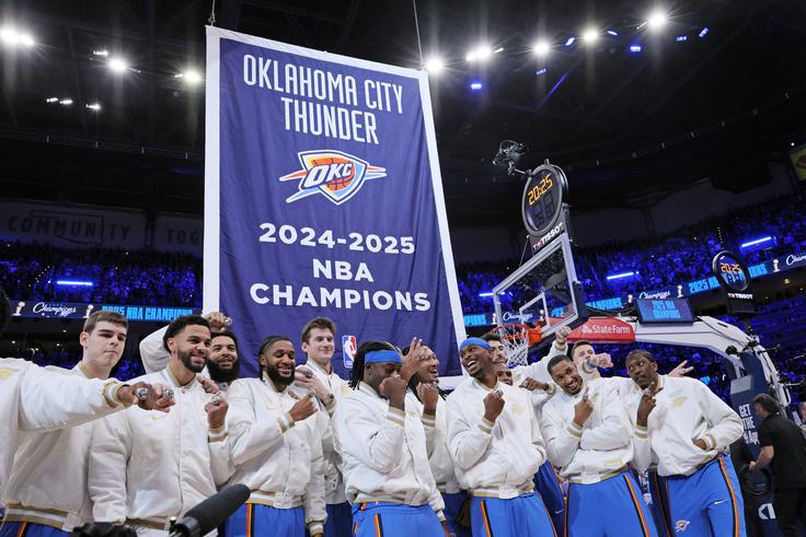 Oklahoma City Thunder so bili pred začetkom tekme v središču pozornosti, saj so proslavili naslov prvaka pretekle sezone in prejeli šampionske prstane. | Foto: Guliverimage