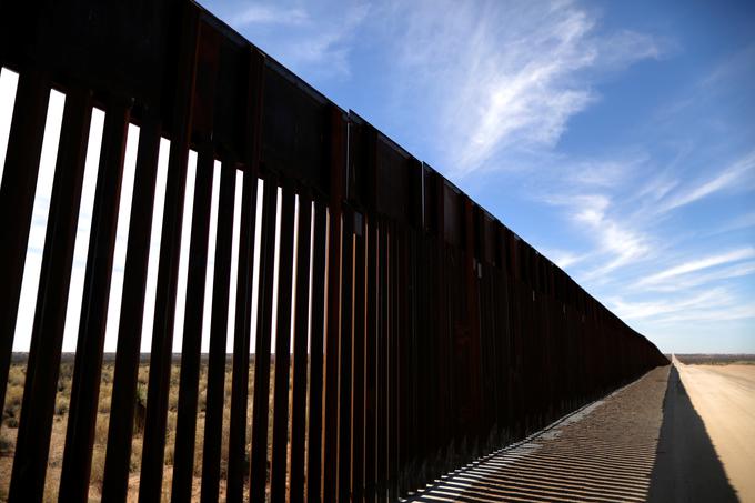 Pentagon je že odobril milijardo dolarjev za izgradnjo zidu na ameriško-mehiški meji. | Foto: Reuters
