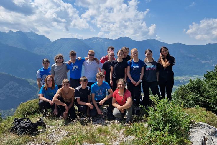 Ana Skledar (spredaj v rdečem), načelnica Mladinske komisije Planinske zveze Slovenije, na usposabljanju za mladinske voditelje, ki je tabor v malem in mladim odpira pogled v širino planinske dejavnosti.  | Foto: osebni arhiv Ana Skledar