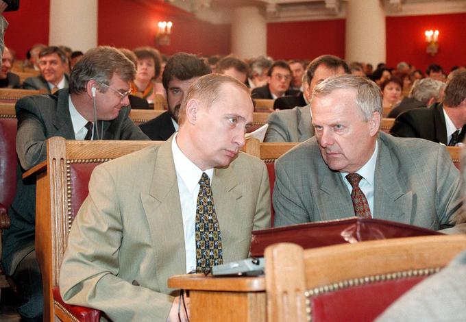 Zdaj že pokojni Anatolij Sobčak (desno) je bil dolgoletni župan Sankt Peterburga. Maja 1990 je Sobčak nekdanjega KGB-jevca Putina zaposlil kot svojega svetovalca za mednarodne zadeve. To je bil začetek Putinovega političnega vzpona. Prvi na zunaj pomembni Putinov karierni uspeh je bil prevzem vodenja ruske zvezne obveščevalne službe (FSB) julija 1998. FSB, ki je naslednica sovjetske KGB, je vodil do marca 1999. Nato je bil do 9. avgusta 1999, ko je postal ruski premier, tajnik sveta za varnostna vprašanja pri predsedniku Rusije Borisu Jelcinu. | Foto: Guliverimage/Vladimir Fedorenko