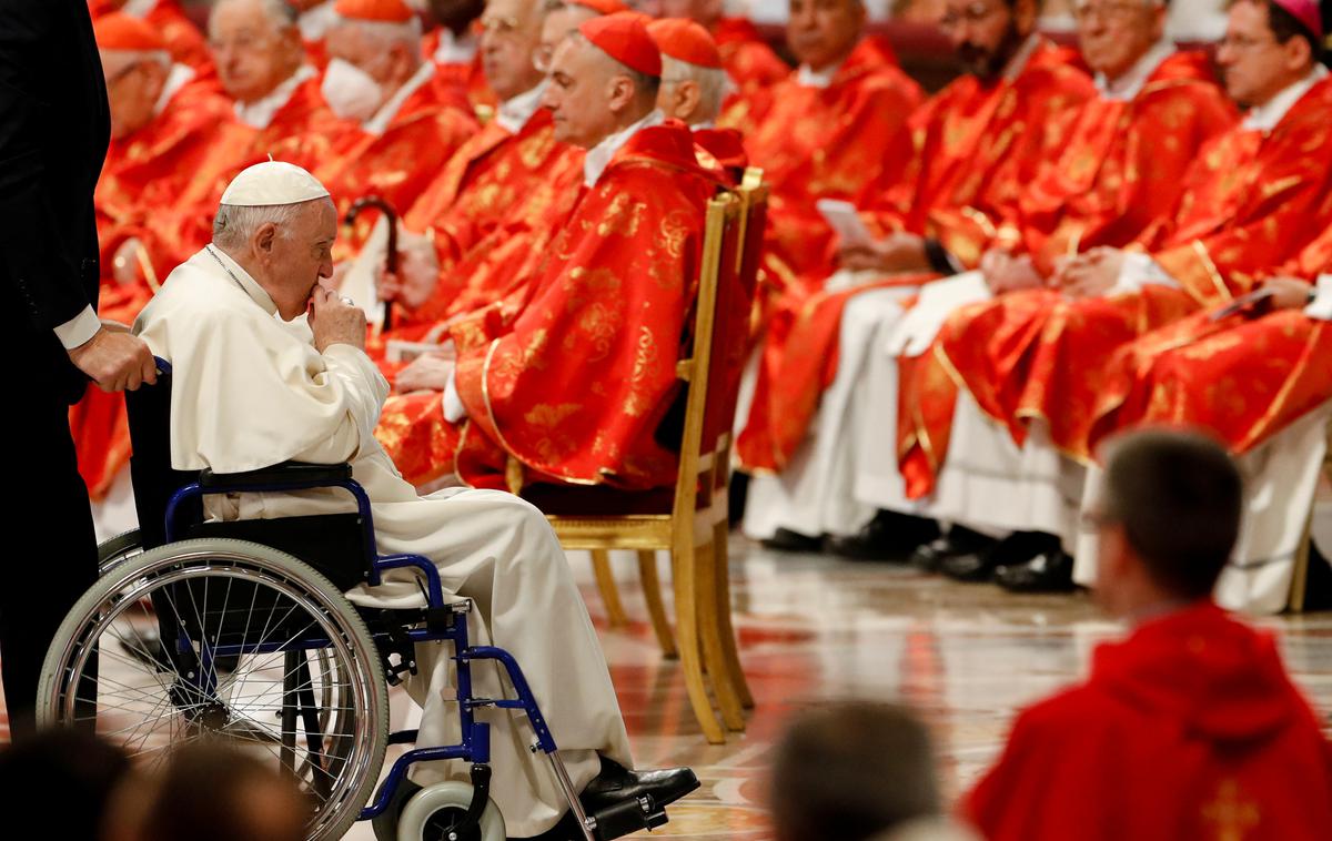 Papež Frančišek | Prvič se je o morebitni upokojitvi 85-letnega papeža glasneje govorilo na začetku maja, ko se je v javnosti pojavil na invalidskem vozičku. Uradni razlog za to je bila manjša operacija kolena. | Foto Reuters