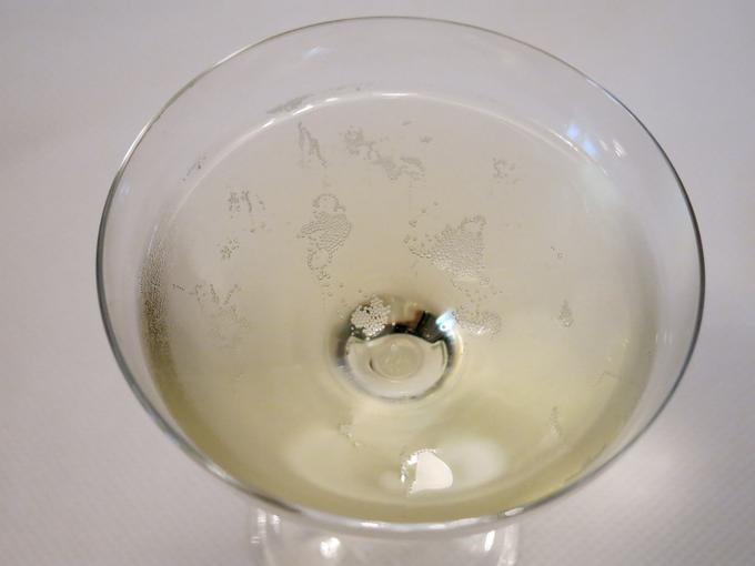 Gatsbyjevska čaša za mehurčke pri neveščih pivcih kar vabi k polivanju. | Foto: Miha First
