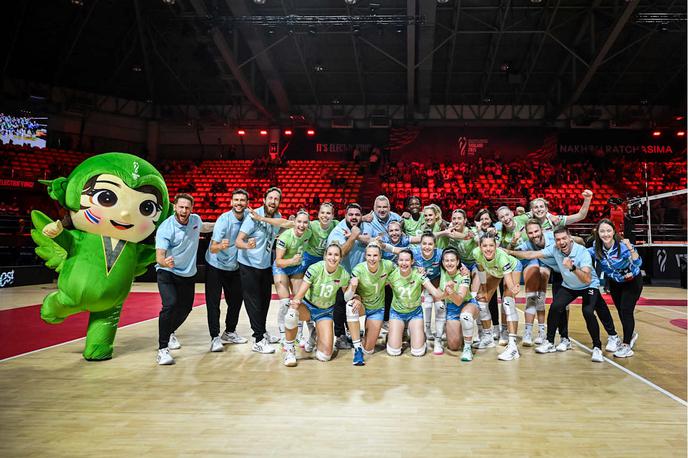 slovenska ženska odbojkarska reprezentanca : Argentina, svetovno prvenstvo | Slovenske odbojkarice, ki so v četrtek prispele na prizorišče osmine finala svetovnega prvenstva v Bangkok, na svetovni lestvici zasedajo 20. mesto, kar je njihova najvišja uvrstitev. | Foto Volleyball World