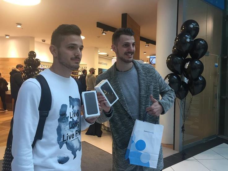 Nova ponosna lastnika najnovejšega pametnega mobilnega telefona iPhone 7. | Foto: Bojan Puhek