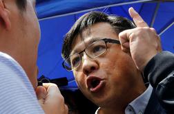 V Hongkongu moški z nožem ranil politika #video