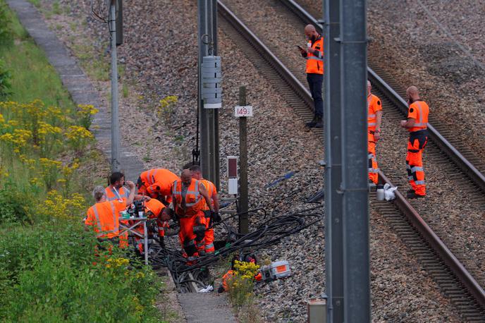požig na francoski železnici | Še vedno ni jasno, kdo je odgovoren za tri požige na strateških točkah železniške infrastrukture v noči na petek in ali so bili namerno načrtovani tako, da bi ovirali otvoritveno slovesnost za olimpijske igre, poroča francoska tiskovna agencija AFP. | Foto Reuters