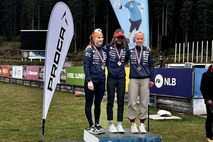 Ela Sever, Lena Repinc, Živa Klemenčič, Pokljuka, DP | V konkurenci članic so oder za zmagovalke zasedle Živa Klemenčič, Lena Repinc in Ela Sever. | Foto SloSki