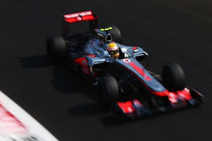 Lewis tisočinko pred Alonsom, 14 dirkačev v sekundi