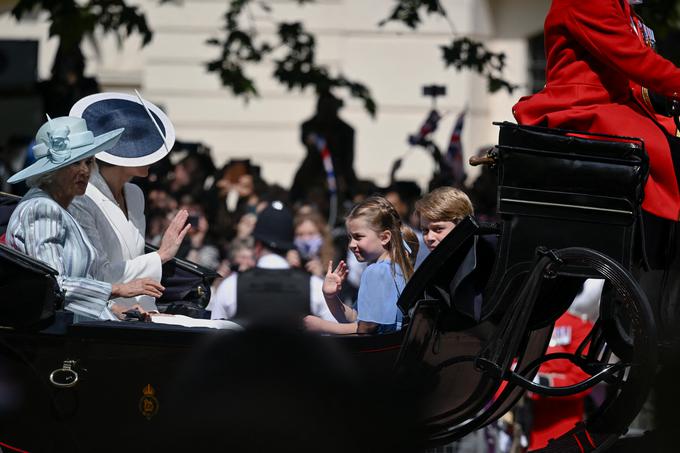 Ob vojvodinjah so v kočiji sedeli tudi Catherinini otroci Charlotte, George in Louis. | Foto: Reuters