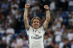 Uganka je razrešena: Luka Modrić z  višjo plačo ostaja pri Realu