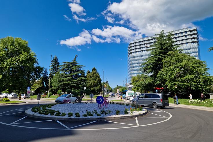 V krožišču pred stolpnico Eda center so že postavili nekaj rožnatih koles. | Foto: Matej Podgoršek