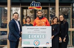Dm predal donacijo v višini 4.000 evrov in izdelke Biobaza Gorski reševalni zvezi Slovenije