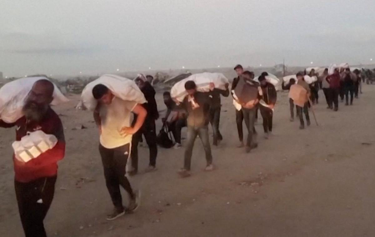 Gaza | Izraelska vojska je v povezavi z incidentom sporočila, da so njeni pripadniki streljali na le nekaj posameznikov, ki so se oddaljili od začrtane poti do centra in se jim približali. Poročila o smrtnih žrtvah naj bi še preverjali. | Foto Reuters