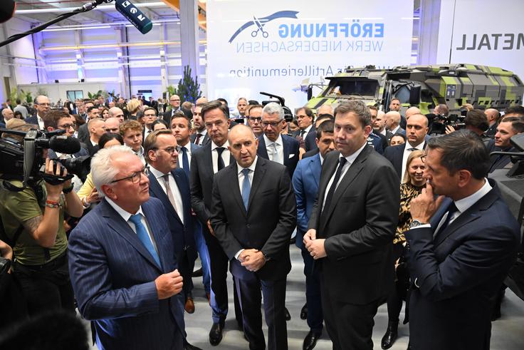 Armin Papperger, Lars Klingbeil, Rumen Radev, Mark Rutte Papperger na javni napovedi posla v Bolgariji: levo ob njem je nemški obrambni minister Boris Pistorius, ob Pistoriusu je bolgarski predsednik Rumen Radev, v ozadju generalni sekretar Nata Mark Rutte, ob Radevu stoji nemški podkancler Lars Klingbeil. | Foto: Guliverimage