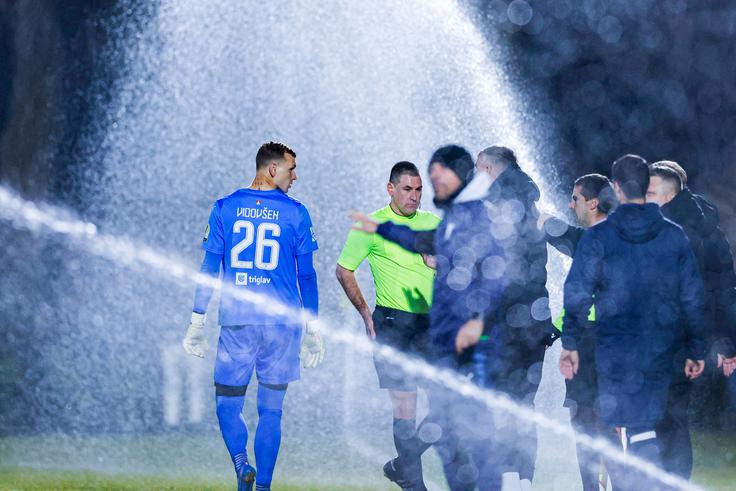 V sodnikovem dodatku se je sprožil namakalni sistem, ekipi sta za nekaj minut zapustili zelenico, po vrnitvi pa se rezultat ni več spremenil. | Foto: Aleš Fevžer