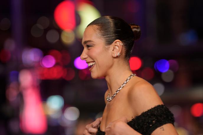 Zajtrk po balkansko: Dua Lipa je v Prištini uživala v pleskavici
