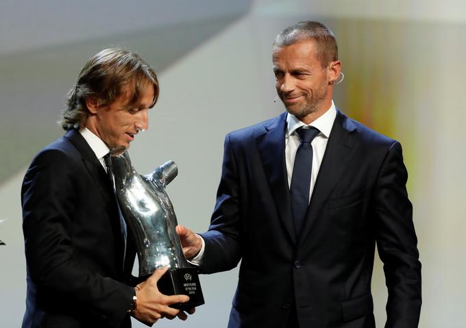Modrić je bil razglašen tudi za najboljšega evropskega nogometaša. Na razglasitvi v Monaku je nagrado prejel iz rok predsednika Evropske nogometne zveze Aleksandra Čeferina.  | Foto: Reuters