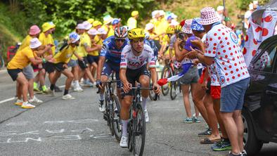 Neumnost ne pozna meja: navijač se je spravil na Pogačarja in Jonasa #video