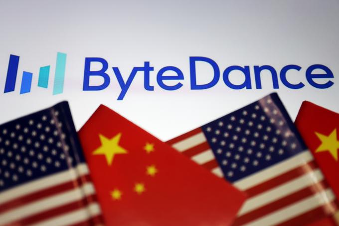 Amerika meni, da bi kitajska družba ByteDance, lastnica platforme TikTok, izročila občutljive osebne podatke uporabnikov omrežja kitajskim oblastem, če bi to skladno s kitajsko zakonodajo zahtevali od njih. ByteDance te obtožbe vztrajno in odločno zavrača.
 | Foto: Reuters