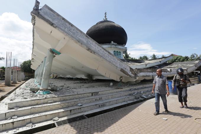 Porušena mošeja v mestu Meuredu | Foto: Reuters