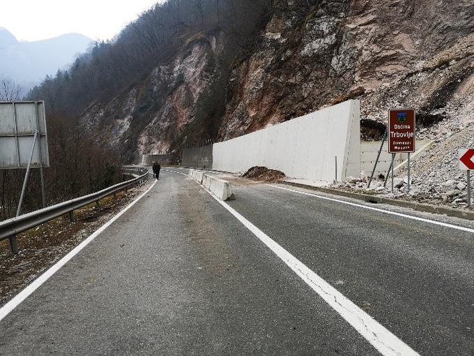 Tako je bila videti glavna cesta med Zagorjem in Trbovljami pred podorom. | Foto: Direkcija za infrastrukturo