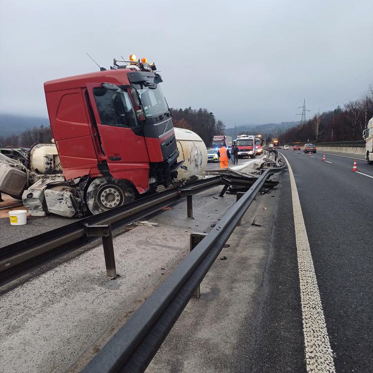 "Vsi vozniki se morajo zavedati, da od njihovega ravnanja ni odvisna le njihova varnost, temveč tudi varnost drugih udeležencev v prometu. Zato morajo prilagoditi hitrost svoje vožnje veljavnim omejitvam, pa tudi svojemu vozniškemu znanju in izkušnjam ter razmeram na cesti," opozarjajo policisti. | Foto: DARS