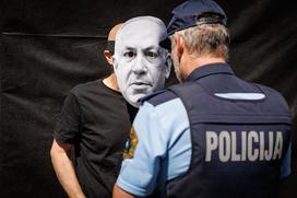 Protest pred DZ, črna kocka