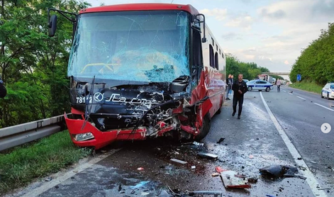 V hudem trčenju avtobusa in osebnega vozila ena oseba umrla, več kot trideset je poškodovanih 