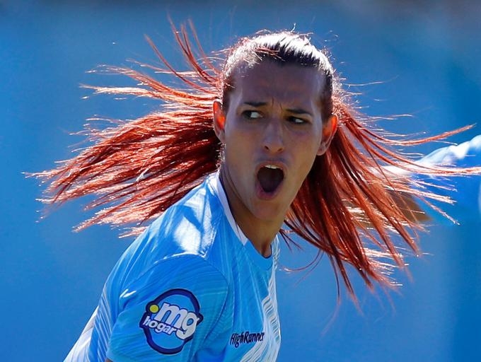 Vprašanje transspolnih oseb, ki se identificirajo kot ženske in želijo nastopati v ženskih športih, ni omejeno samo na ZDA. Transspolni Mara Gomez, ki se identificira kot ženska, je lani v Argentini lahko zaigral v ženski nogometni ligi. | Foto: Reuters