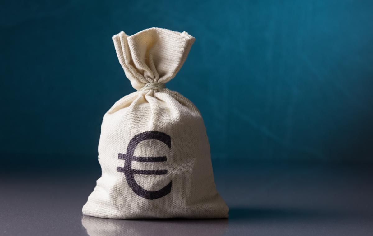 Vreča denarja, denar, evri | Kot kaže ocena iz najnovejšega poročila o svetovnih gospodarskih obetih, danes objavljena v sklopu spomladanskega srečanja sklada in Svetovne banke, bo gospodarska rast Slovenije letos nekoliko počasnejša od prejšnje napovedi, ki jo je IMF objavil novembra lani. | Foto Shutterstock