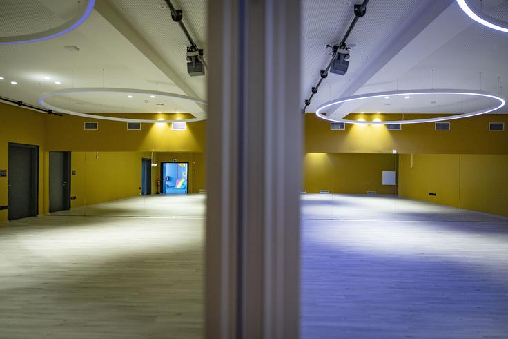 Odiseja ima tudi multifunkcijsko dvorano za ples, jogo in druge športne aktivnosti, poslovne dogodke ter filmske projekcije in eno ločeno mini VIP-dvorano. | Foto: Ana Kovač