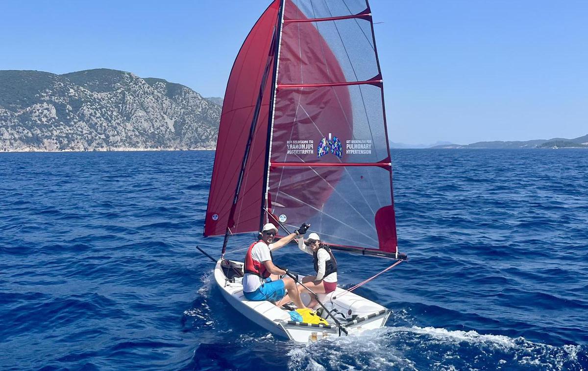 Jona in Luka Kobler, jadralca | "Jadrala sva več kot štiri polne dni in noči, spala komaj kaj, se spoprijela z različnimi izzivi - od dolgotrajne bonace, ki je upočasnjevala najin napredek, do močne burje in nočnih vetrov, ki so terjali zadnje atome moči," sta zapisala člana tega družinskega jadralskega tandema. | Foto Facebook/Nina Kobler