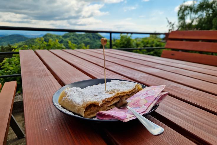 Po strmem klancu si zaslužimo malico. | Foto: Matej Podgoršek