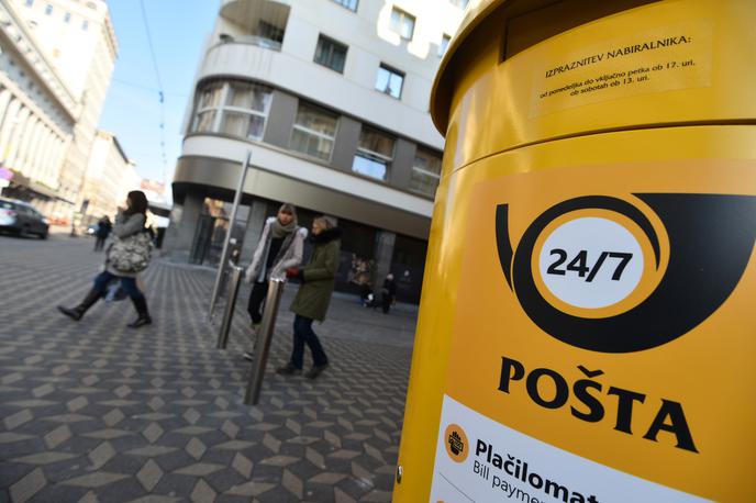 Pošta | Zaposleni v poštnem prometu so v pogajanjih v zadnjih tednih terjali zlasti razbremenitev in izboljšanje delovnih pogojev. Glavna težava je po njihovi oceni v pomanjkanju kadrov, zaradi česar prihaja do velike obremenjenosti poštarjev, ki praviloma delajo več kot osem ur dnevno. | Foto STA