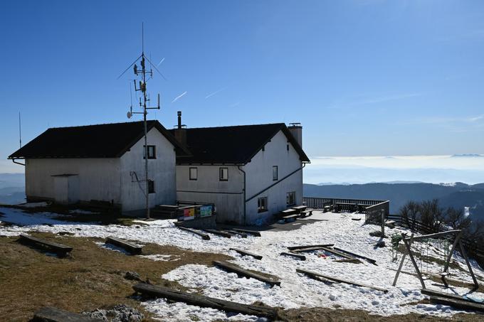 Planinski dom na Kumu, z razgledom do Julijcev in Snežnika. | Foto: Matej Podgoršek