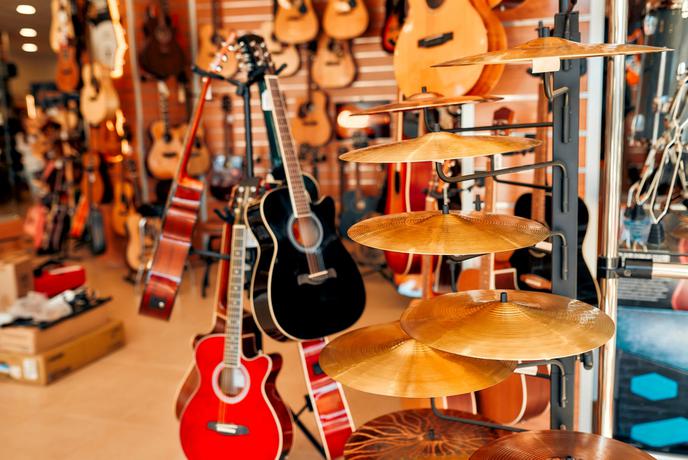 19 Black Friday ugodnosti v Music Maxu, ki bodo navdušile glasbenike in glasbenice