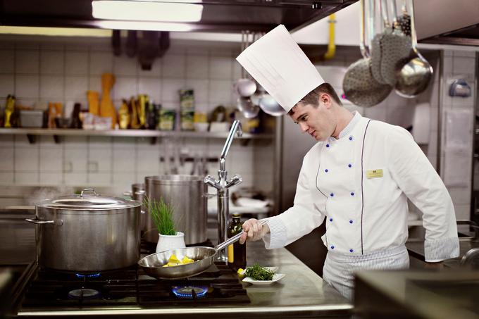 Chef Simon Bertoncelj, glavni chef Restavracije Julijana, sestavlja tudi jedilnike v Hotelu Park. | Foto: 